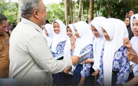 Wakapolda Riau dan Bupati Anton Bagikan Buku untuk Anak Dusun Tanjung Betung