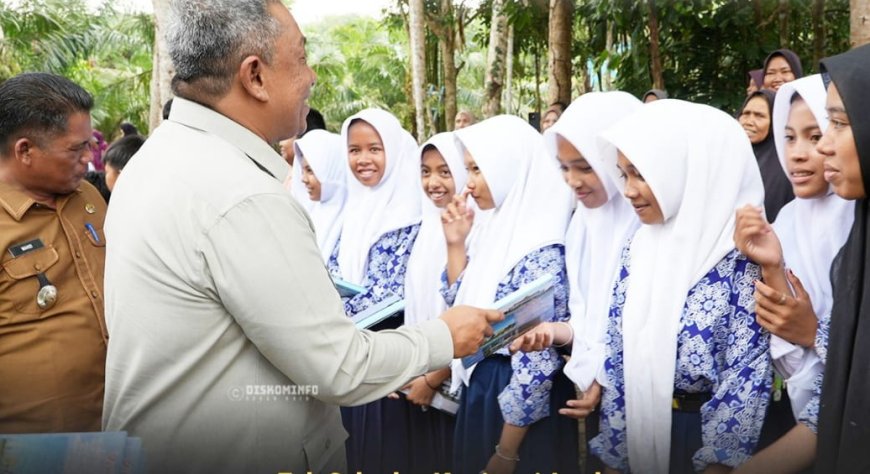 Wakapolda Riau dan Bupati Anton Bagikan Buku untuk Anak Dusun Tanjung Betung