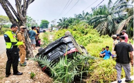 Mobil Dinas Wakil Ketua II DPRD Bengkalis Alami Lakalantas di Dumai-Pakning