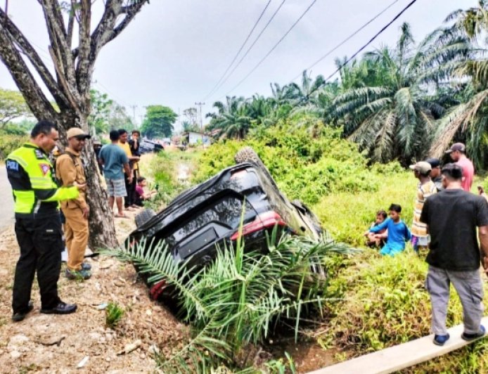 Mobil Dinas Wakil Ketua II DPRD Bengkalis Alami Lakalantas di Dumai-Pakning