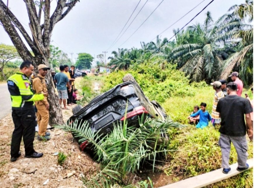 Mobil Dinas Wakil Ketua II DPRD Bengkalis Alami Lakalantas di Dumai-Pakning